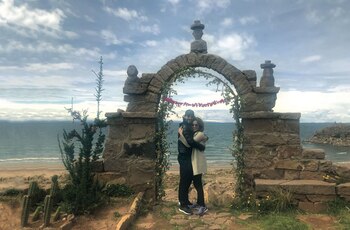 Bajo el Arco de Taquile. En la playa Collata, a orillas del lago Titicaca –el más grande de América del Sur–, los novios se abrazan con ternura luego de disfrutar de un baile “re divertido” junto a los habitantes de la isla.
