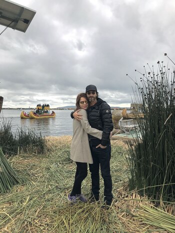 Los novios pasearon por la plaza principal de Cusco, visitaron las chozas de la tribu Uru (en Puno) y se mimaron a orillas del Titicaca, a unos 3.800 metros sobre el nivel del mar. Para combatir los síntomas del apunamiento, tomaron té de coca y de muña.