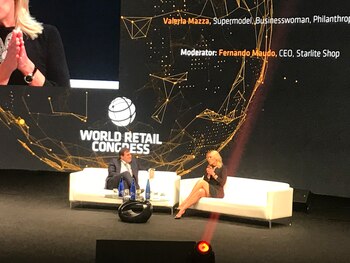 Valeria Mazza ante una multitud