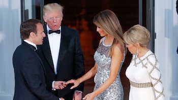 Emmanuel Macron saluda a Melania