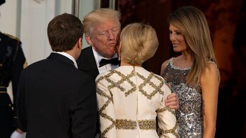 Donald Trump saluda a la