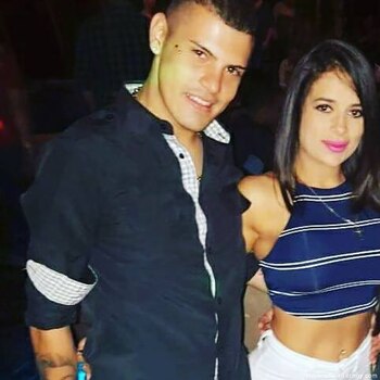 Isamara, junto a su novio