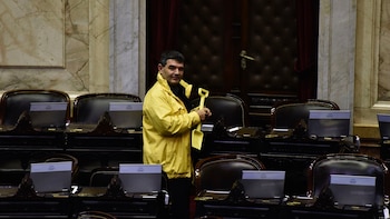 Alfredo Olmedo, con pala amarilla,