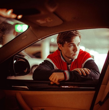 Está muy comprometido con las