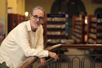 “Algunos padres dicen que tener hijos con esta identidad es lo mejor que les pasó en la vida. Está bien. Pero hay días que te enfrentás a situaciones en las que te querés morir”. Gusti, ilustrador y papá de Mallko. (F0to: Maxi Didari/ Para Ti)