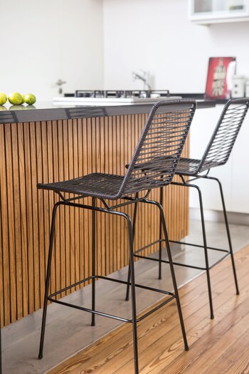 Banquetas de hierro y cable. (Foto: