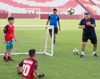 Diego juega con los niños