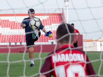 Primero, el pequeño atajó, con