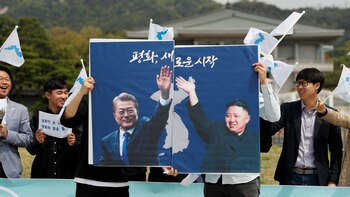 Estudiantes con posters del presidente