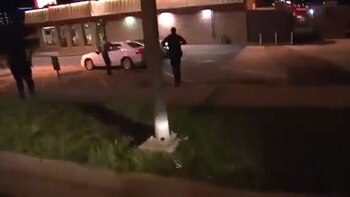 El equipo televisivo ingresó al local de comida rápida con los policías