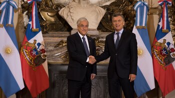 Saludo oficial entre Mauricio Macri y Sebastián Piñera (Adrián Escandar)