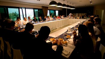 Los legisladores durante el almuerzo en que los recibió Schiaretti