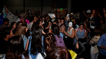 Cánticos, caretas y carteles en