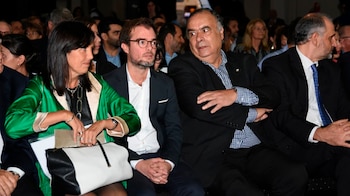 De anteojos y barba, el