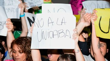 Las manifestaciones en la inauguración de la Feria del Libro (Fotos: Martín Rosenzveig)