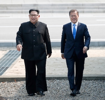 El dictador norcoreano Kim Jong-un y el presidente surcoreano Moon Jae-in camina en terreno surcoreano. (Korea Summit Press Pool via AP)