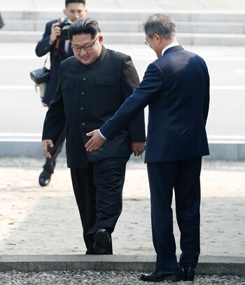 Mon Jae-in invita a Kim Jong-un a cruzar la frontera Corea del Sur. (Korea Summit Press Pool via AP)