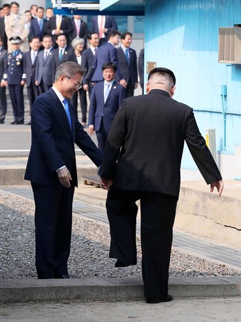 El histórico paso del dictador a la zona surcoreana. (Korea Summit Press Pool via AP)