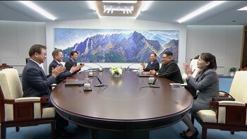 Las dos líderes, junto con sus comitivas, inician la cumbre con un aplauso.