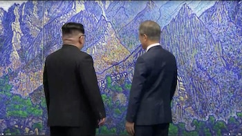 Los dos líderes observan un cuadro antes de la reunión.