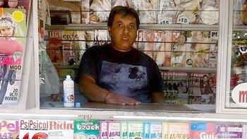 Fabián en su kiosco de diarios