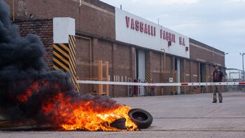 Un empleado habla por telétono