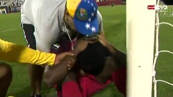 Diego consoló a sus jugadores