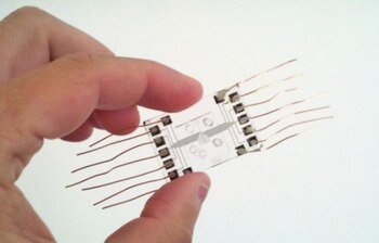 El chip solo requiere cinco millonésimas partes de un litro de sangre u orina y una aplicación de bajo voltaje de alrededor de 36 voltios para analizar el resultado