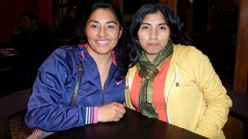 Nicolaza, de campera azul, junto