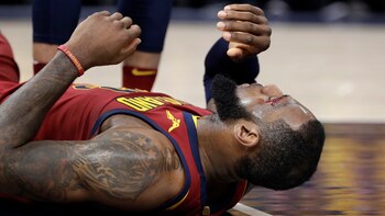 LeBron James sufrió un codazo en