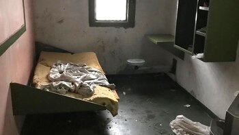 Celdas inundadas, con colchones en mal estado y falta de ropa de cama, entre las observaciones que realizó el organismo presidido por Hornos durante el recorrido