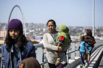 Los migrantes caminan cerca del