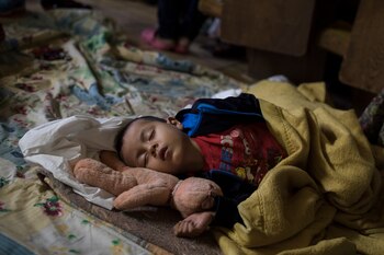 Un niño duerme en Tijuana,
