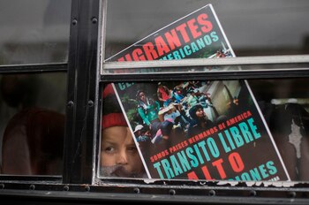 Los migrantes llevan consignas pidiendo