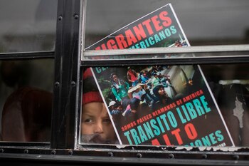 Los migrantes llevan consignas pidiendo
