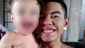 David Peña, poco antes de morir, junto a su hija.