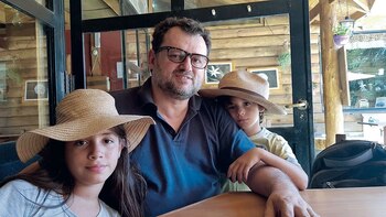 El cheff Christophe junto a sus nietos