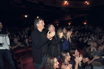 La alegría de Adrián y Nacho Laviaguerre, productores de la obra, tras el saludo final. Y la intimidad del encuentro de padre e hijo, en los camarines del teatro tras la función.(Foto: Julio César Ruíz/GENTE)