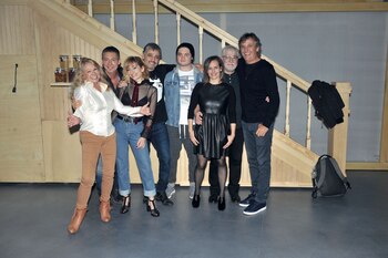 El elenco integrado por Solita Silveyra, Maida Andrenacci, Germán Palacios, Toto y Gabriela Toscano, con el director, Carlos Rivas –esposo de la actriz– y los productores Suar y Laviaguerr. (Foto: Julio César Ruíz/GENTE)