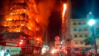 La torre comenzó a arder alrededor de