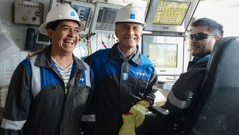 Mauricio Macri junto a trabajadores