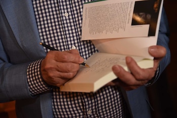 Vargas Llosa firmando su última
