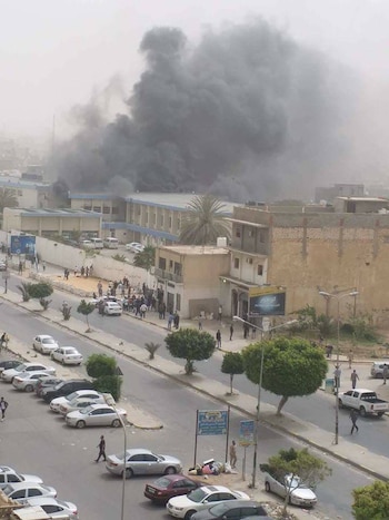 Grandes columnas de humo podían verse en la capital libia