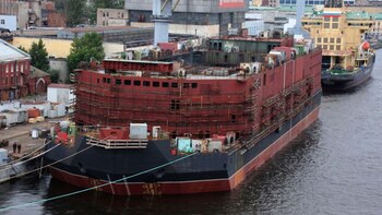 El Akademic Lomonosov fue remolcado