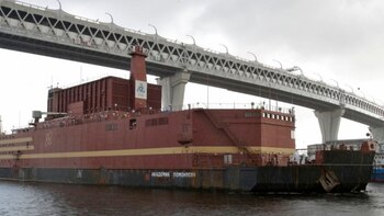 El Akademic Lomonosov en San