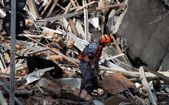 Un rescatista trabaja junto con un perro para hallar a los desaparecidos (Reuters)