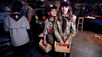 Tatum Weir junto a su