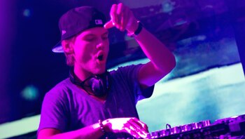 El DJ sueco Avicii batalló por años contra el alcoholismo, que le causó una pancreatitis aguda y lo llevó a retirarse de los escenarios en 2016, con tan solo 26 años (Getty/AFP/Archivos – Mike Lawrie)