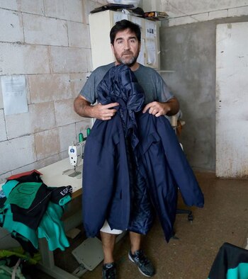 Claudio muestra las camperas que