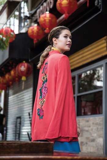 Saco con bordado en la